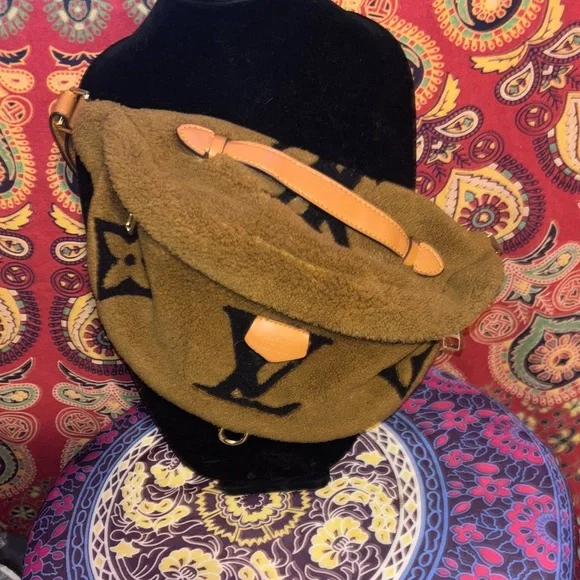 Louis Vuitton Brown and Red Fleece Bag - Picture 1 of 2